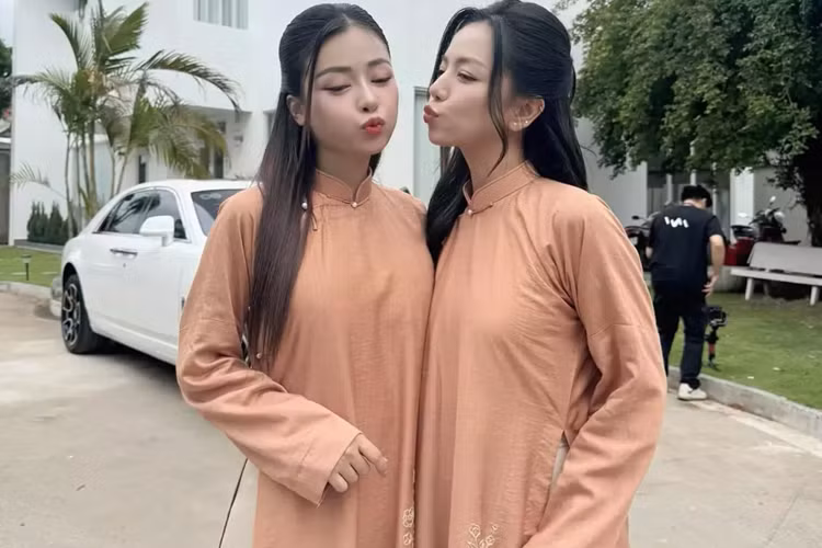 1 số hình ảnh do các sao Việt chia sẻ cho thấy, còn có 1 chiếc xe siêu sang Rolls-Royce Ghost xuất hiện trong đoàn xe rước dâu này.