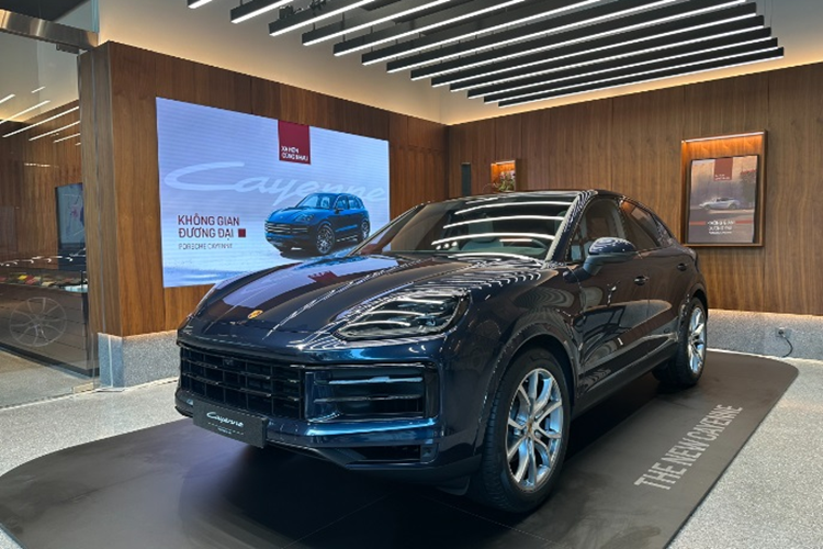 Vô lăng được thiết kế mới, mang nét giống với mẫu xe 911 cùng nhà, tích hợp nhiều nút bấm hiện đại và núm xoay Drive Mode để chuyển các chế độ lái. Tiếp đến là 3 màn hình với tùy chọn màn hình phụ kích thước 10,9 inch cho hành khách sử dụng. Đồng hồ tốc độ dạng màn hình cong kích thước 12,6 inch.