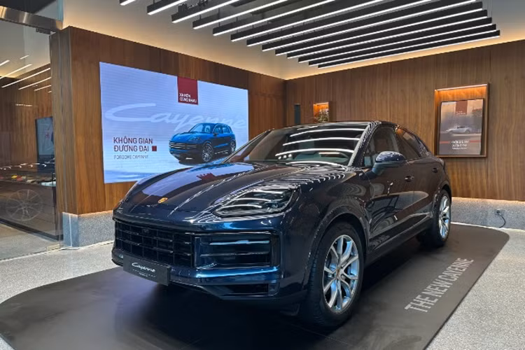 Vô lăng được thiết kế mới, mang nét giống với mẫu xe 911 cùng nhà, tích hợp nhiều nút bấm hiện đại và núm xoay Drive Mode để chuyển các chế độ lái. Tiếp đến là 3 màn hình với tùy chọn màn hình phụ kích thước 10,9 inch cho hành khách sử dụng. Đồng hồ tốc độ dạng màn hình cong kích thước 12,6 inch.