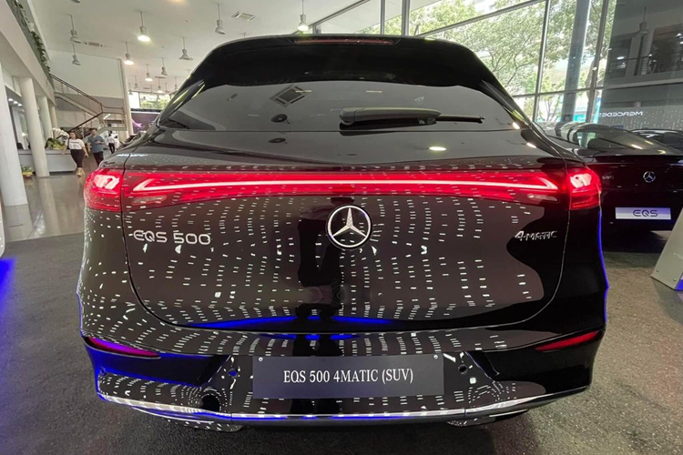 Hệ thống chiếu sáng là loại Digital Light với khả năng mở rộng góc chiếu và tự động điều chỉnh pha/cos. Tương tự bên ngoài, nội thất của Mercedes-Benz EQE 500 4Matic cũng sở hữu gói thiết kế Electric Art.