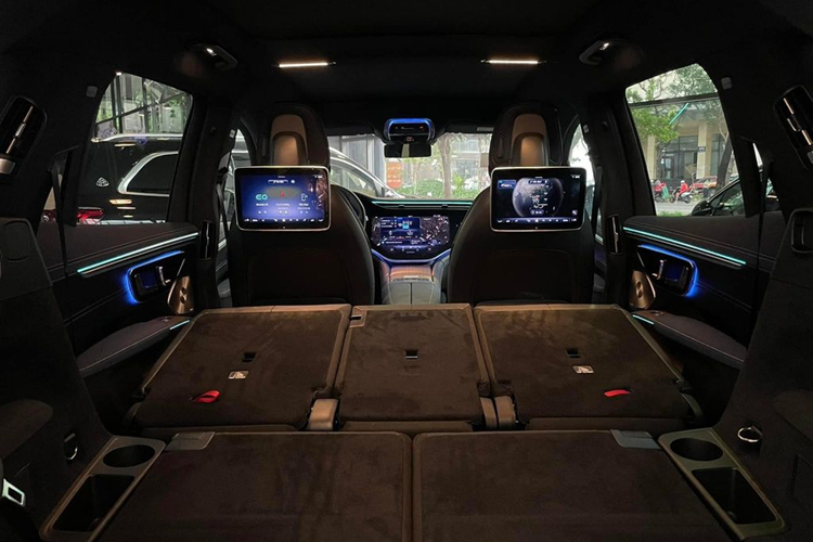 Về vận hành, Mercedes-Benz EQE 500 4Matic trang bị 2 động cơ điện phía trước và sau sản sinh công suất 402 mã lực và mô-men xoắn cực đại 858 Nm, kết hợp cùng hệ dẫn động 4 bánh. Xe chỉ mất 4,9 giây để tăng tốc từ 0-100 km/h.