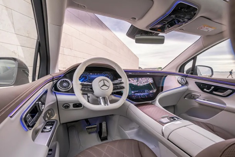 Danh sách tiện nghi trên Mercedes EQS SUV đa dạng như điều hòa tự động 5 vùng kèm hệ thống lọc không khí, ghế trước thông hơi, massage, đèn viền nội thất, cửa sổ trời toàn cảnh, kính cách âm nhiều lớp, chống tia UV... .