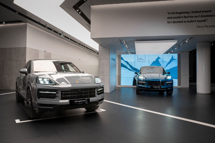 Sức mạnh trên Porsche Cayenne 2024 đến từ ba tùy chọn động cơ khác nhau. Phiên bản tiêu chuẩn sở hữu động cơ tăng áp V6 3.0 lít, sản sinh công suất 348 mã lực và 500 Nm. Trong khi đó, động cơ tăng áp kép V8 4.0 lít sẽ thay thế cho động cơ V6 trước đó trên mẫu Cayenne S, cho công suất tối đa 467 mã lực và mô-men xoắn 600 Nm.