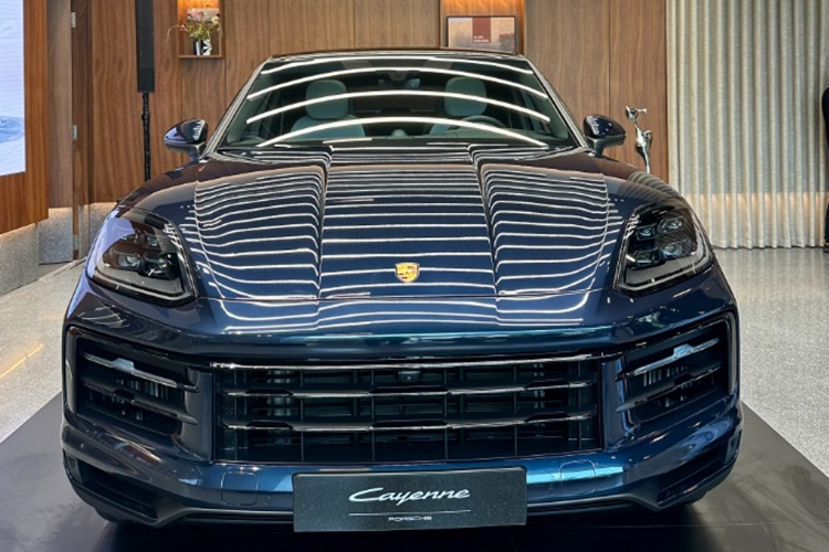 Hiện tại, Porsche Cayenne đã phát triển đến thế hệ thứ 3 với nhiều đổi mới đáng giá về cả nội thất, ngoại thất, số lượng phiên bản và khả năng vận hành. Ở phiên bản nâng cấp giữa vòng đời được giới thiệu tại Việt Nam vào hồi tháng 9/2023, ngoại thất của mẫu SUV hạng sang gần như không gì thay đổi, nhưng nội thất đã có một bước tiến lớn.