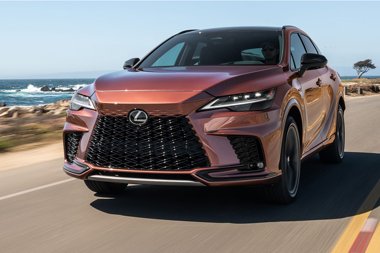 Về động cơ, các phiên bản Lexus RX 350 dùng động cơ xăng tăng áp 2.4L 4 xi-lanh mới, sản sinh công suất 275 mã lực và mô-men xoắn cực đại 429 Nm, mạnh hơn loại V6 3.5L cũ khoảng 20 mã lực và 68 Nm, đi kèm là hộp số tự động 8 cấp và hệ dẫn động cầu trước hoặc 4 bánh toàn thời gian.