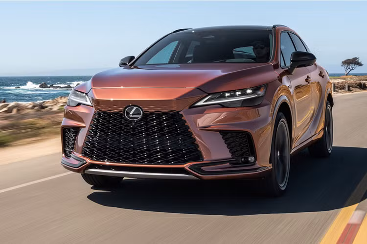 Về động cơ, các phiên bản Lexus RX 350 dùng động cơ xăng tăng áp 2.4L 4 xi-lanh mới, sản sinh công suất 275 mã lực và mô-men xoắn cực đại 429 Nm, mạnh hơn loại V6 3.5L cũ khoảng 20 mã lực và 68 Nm, đi kèm là hộp số tự động 8 cấp và hệ dẫn động cầu trước hoặc 4 bánh toàn thời gian.