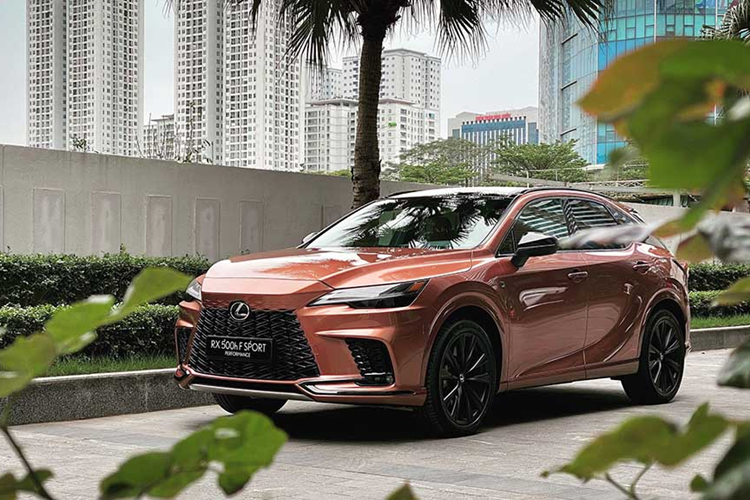  Lexus RX Lexus RX thế hệ thứ 5 sở hữu thiết kế hoàn toàn mới. So với thế hệ trước, RX 2023 có kích thước tổng thể lớn hơn, với chiều dài cơ sở tăng 60 mm. Ngoại hình mẫu xe SUV hạng sang Lexus RX 2023 mang hơi hướng xe điện với lưới tản nhiệt đặt thấp, sử dụng các hoạ tiết hình con suốt đồng màu thân xe.