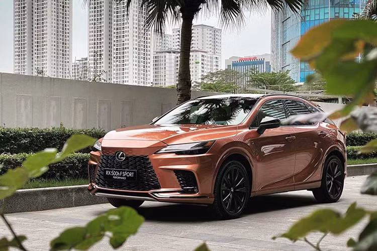  Lexus RX Lexus RX thế hệ thứ 5 sở hữu thiết kế hoàn toàn mới. So với thế hệ trước, RX 2023 có kích thước tổng thể lớn hơn, với chiều dài cơ sở tăng 60 mm. Ngoại hình mẫu xe SUV hạng sang Lexus RX 2023 mang hơi hướng xe điện với lưới tản nhiệt đặt thấp, sử dụng các hoạ tiết hình con suốt đồng màu thân xe.