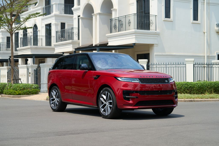 Thiết kế của mẫu SUV hạng sang Range Rover Sport thế hệ mới vẫn mang phong thái của một quý tộc Anh quốc, trau chuốt nhưng không quá phô trương. Lưới tản nhiệt và cản trước được thiết kế lại với nhiều đường thẳng. Phần hông vẫn giữ nguyên những đường thẳng dứt khoát tạo vẻ khỏe khoắn truyền thống.