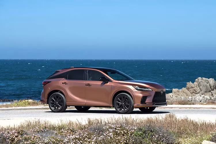 Hệ thống treo sau đa liên kết được nâng cấp đem lại khả năng vận hành êm ái hơn. Về nội thất, khoang cabin mang đậm triết lý Tazuna. Triết lý này lấy cảm hứng từ cách điều khiển ngựa nhằm tăng sự kết nối giữa người với xe, tạo nên niềm vui khi lái xe.