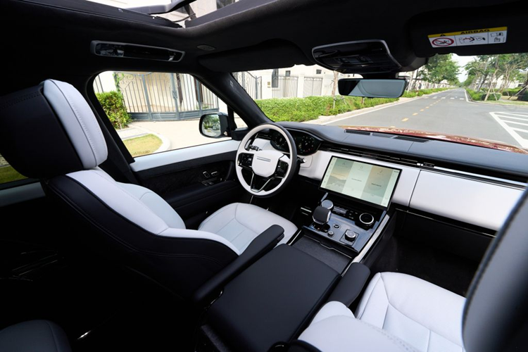 Nội thất không có nhiều thay đổi, vẫn có ghế massage, chỉnh điện 22 hướng, lọc không khí, 19 loa Meridian 800W, công nghệ trung hòa tiếng ồn chủ động, bảng đồng hồ kỹ thuật số 13,7 inch đặt cạnh màn hình trung tâm 13,1 inch cong hay trợ lý ảo cá nhân Amazon Alexa.