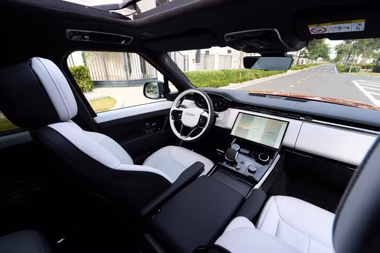 Nội thất không có nhiều thay đổi, vẫn có ghế massage, chỉnh điện 22 hướng, lọc không khí, 19 loa Meridian 800W, công nghệ trung hòa tiếng ồn chủ động, bảng đồng hồ kỹ thuật số 13,7 inch đặt cạnh màn hình trung tâm 13,1 inch cong hay trợ lý ảo cá nhân Amazon Alexa.