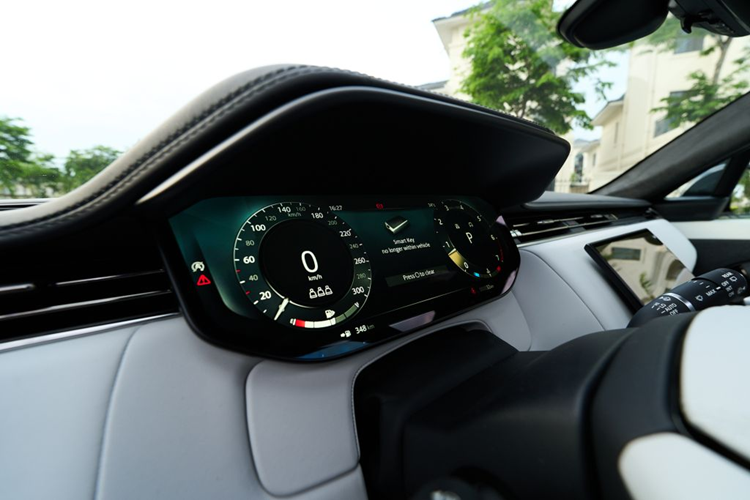 Điểm khác biệt lớn nhất ở Range Rover Sport thế hệ mới là nhờ việc chuyển sang khung gầm MLA-Flex mà chiều dài cơ sở của Range Rover Sport 2023 tăng 54mm, lên 2.977mm, qua đó người ngồi hàng ghế sau có thể thoải mái hơn.