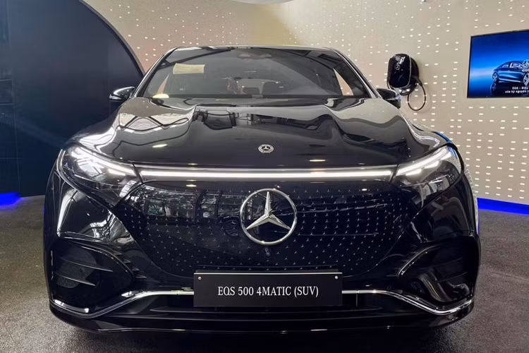  Mercedes-Benz EQE Khác với 2 dòng xe EQB và EQS SUV, ngoại hình Mercedes-Benz EQE 500 4Matic sở hữu gói thiết kế Electric Art tại thị trường Việt Nam. Đầu xe nổi bật với lưới tản nhiệt sơn đen, đi cùng loạt họa tiết trang trí 3D.