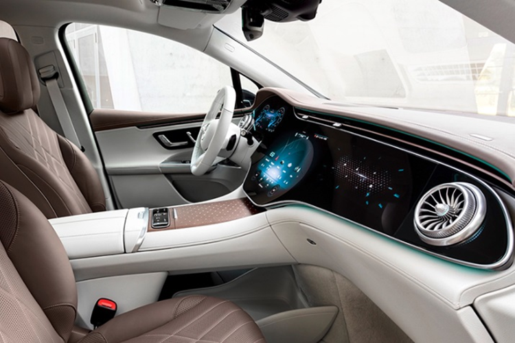 Khoang lái lắp màn hình giải trí MBUX Hyperscreen với bảng đồng hồ kỹ thuật số 12,3 inch sau vô-lăng, màn hình giải trí trung tâm OLED cảm ứng 17,7 inch và màn hình hiển thị thông tin phía trước ghế phụ OLED 12,3 inch dạng cảm ứng. Hàng ghế thứ hai cũng có hai màn hình giải trí riêng biệt kích thước 11,6 inch.