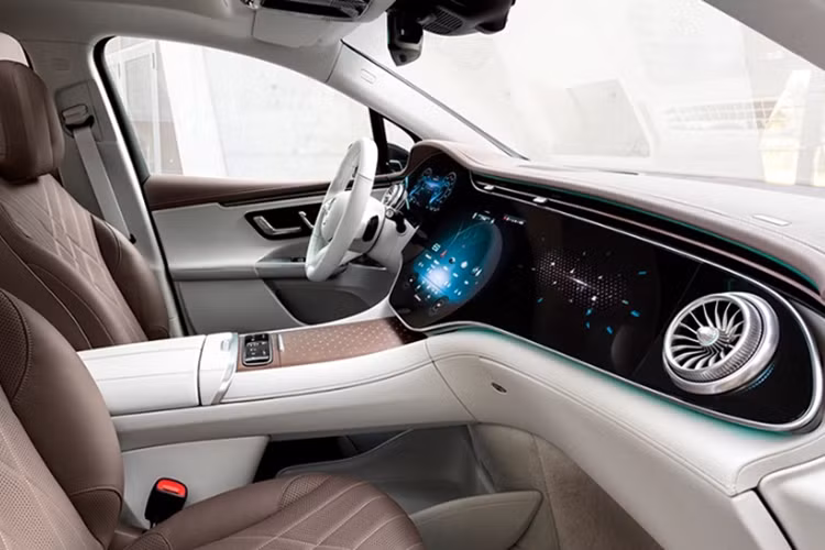 Khoang lái lắp màn hình giải trí MBUX Hyperscreen với bảng đồng hồ kỹ thuật số 12,3 inch sau vô-lăng, màn hình giải trí trung tâm OLED cảm ứng 17,7 inch và màn hình hiển thị thông tin phía trước ghế phụ OLED 12,3 inch dạng cảm ứng. Hàng ghế thứ hai cũng có hai màn hình giải trí riêng biệt kích thước 11,6 inch.