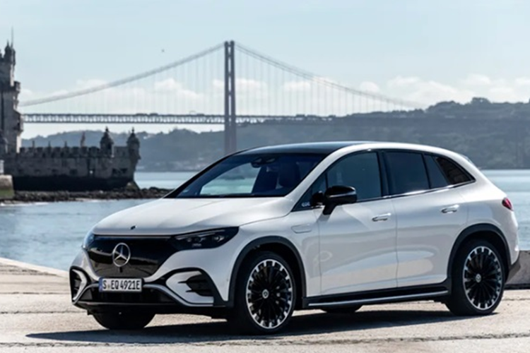  Mercedes-Benz EQS Mercedes-Benz EQS SUV được xem như biến thể chạy điện gầm cao của phiên bản EQS sedan. EQS đi theo lối thiết kế mềm mại đặc trưng của thương hiệu Đức. Bề mặt thân xe đều là các mảng bo tròn không góc chết.