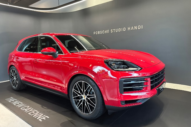  Porsche Cayenne Trước khi Porsche Cayenne được ra mắt năm 2002, gần như không có hãng xe thể thao hay xe sang nào có ý định ra mắt một mẫu xe SUV hạng sang hiệu năng cao. Porsche đã là “người tiên phong” với dòng Cayenne và mở ra một cuộc cách mạng mới trong phân khúc SUV thể thao trên toàn cầu.