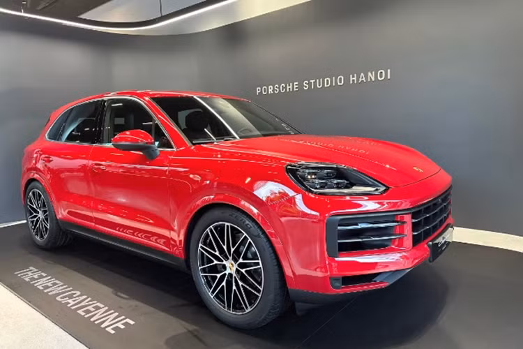 Porsche Cayenne Trước khi Porsche Cayenne được ra mắt năm 2002, gần như không có hãng xe thể thao hay xe sang nào có ý định ra mắt một mẫu xe SUV hạng sang hiệu năng cao. Porsche đã là “người tiên phong” với dòng Cayenne và mở ra một cuộc cách mạng mới trong phân khúc SUV thể thao trên toàn cầu.