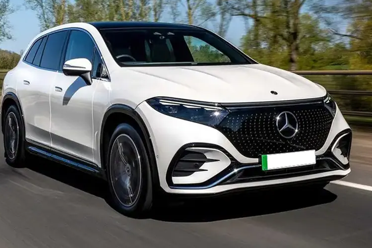 Mercedes EQS SUV được trang bị 2 động cơ điện đặt trước và sau, cho tổng công suất 330 kW (443 mã lực) và mô-men xoắn cực đại 828 Nm. Hệ dẫn động 4 bánh 4Matic. Xe có tính năng đánh lái bánh sau 10 độ, tăng tốc 0-100 km/h trong 5,2 giây. Lượng điện tiêu thụ trung bình 199-242 Wh/km.