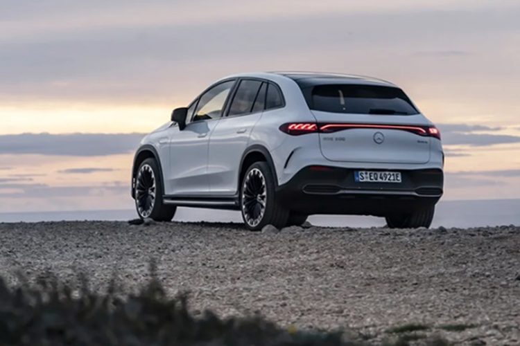 Mặt ca-lăng được làm kín, phủ đầy các logo ngôi sao ba cánh kiểu 3D. Phiên bản bán tại Việt Nam trang bị gói AMG Line nên có cản trước và sau phong cách thể thao. Khoang lái của EQS SUV ngập tràn da và gỗ. Giống như bản gầm thấp, bản gầm cao EQS có tổng cộng 5 màn hình trên xe.