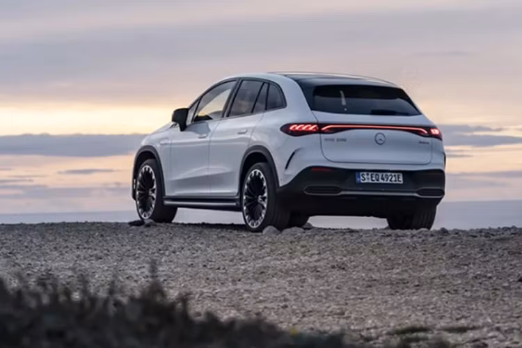 Mặt ca-lăng được làm kín, phủ đầy các logo ngôi sao ba cánh kiểu 3D. Phiên bản bán tại Việt Nam trang bị gói AMG Line nên có cản trước và sau phong cách thể thao. Khoang lái của EQS SUV ngập tràn da và gỗ. Giống như bản gầm thấp, bản gầm cao EQS có tổng cộng 5 màn hình trên xe.