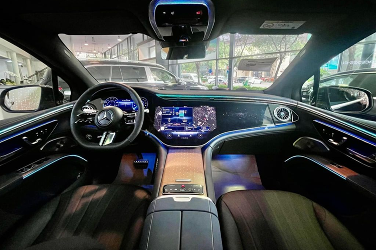 Trung tâm được bố trí màn hình kích thước 12,8 inch, bên cạnh đó là màn hình 12,3 inch sau vô-lăng. Trong danh mục tùy chọn, thương hiệu của Đức cho phép khách hàng nâng cấp lên màn hình siêu lớn Hyperscreen với kích thước tổng lên tới 56 inch. Xe sở hữu dàn âm thanh đầu ra Burmester 3D 15 loa, công suất 710W.