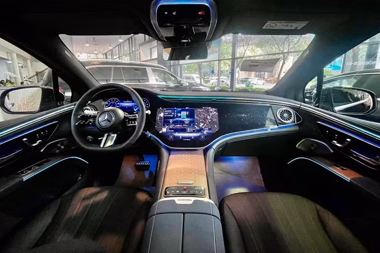 Trung tâm được bố trí màn hình kích thước 12,8 inch, bên cạnh đó là màn hình 12,3 inch sau vô-lăng. Trong danh mục tùy chọn, thương hiệu của Đức cho phép khách hàng nâng cấp lên màn hình siêu lớn Hyperscreen với kích thước tổng lên tới 56 inch. Xe sở hữu dàn âm thanh đầu ra Burmester 3D 15 loa, công suất 710W.