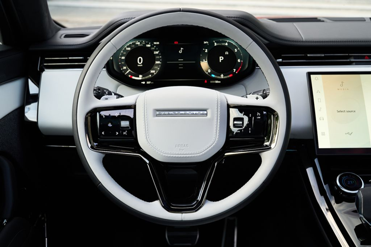 Range Rover Sport được trang bị động cơ P360, 6 xy lanh, dung tích 3.0L, cho công suất 355 mã lực và mô men xoắn cực đại 500Nm. Riêng bản cao cấp nhất First Edition dùng động cơ P400 3.0L, cho công suất 394 mã lực và mô men xoắn 550Nm.