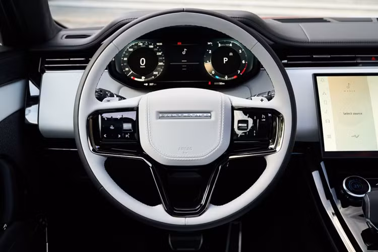 Range Rover Sport được trang bị động cơ P360, 6 xy lanh, dung tích 3.0L, cho công suất 355 mã lực và mô men xoắn cực đại 500Nm. Riêng bản cao cấp nhất First Edition dùng động cơ P400 3.0L, cho công suất 394 mã lực và mô men xoắn 550Nm.