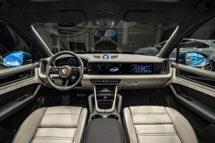 Theo đó, Porsche Cayenne bản facelift 2024 mang đến sự mới mẻ trong cách bố trí bảng táp lô và bệ trung tâm. Cần số được bố trí trên táp lô, phía sau vô lăng nhằm cải thiện không gian.
