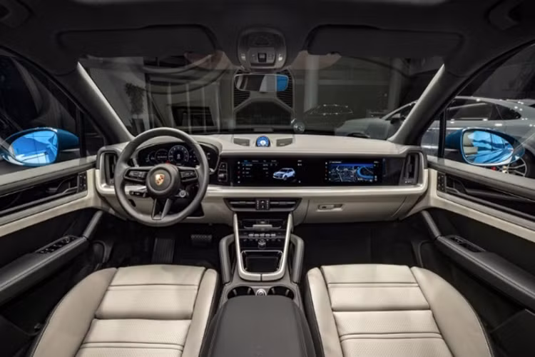 Theo đó, Porsche Cayenne bản facelift 2024 mang đến sự mới mẻ trong cách bố trí bảng táp lô và bệ trung tâm. Cần số được bố trí trên táp lô, phía sau vô lăng nhằm cải thiện không gian.