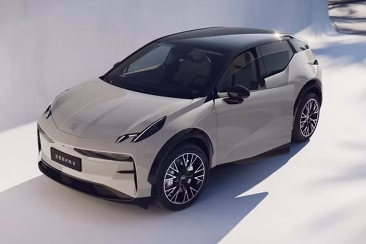 Màn hình giải trí cảm ứng có kích thước 14,6 inch cho xe với điểm nhấn người dùng có thể sử dụng nó thông qua cử chỉ trượt, nó có thể di chuyển mượt mà từ vị trí chính giữa sang vị trí phụ, đồng thời đáp ứng các yêu cầu chức năng của người lái chính và nhu cầu giải trí của người lái xe.