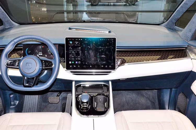 Được phát triển dựa trên nền tảng kiến trúc điện bền vững (SEA) của Geely. Một trong những tính năng công nghệ cao ấn tượng của Zeekr X là cho phép chủ xe mở khóa thông qua nhận diện khuôn mặt.