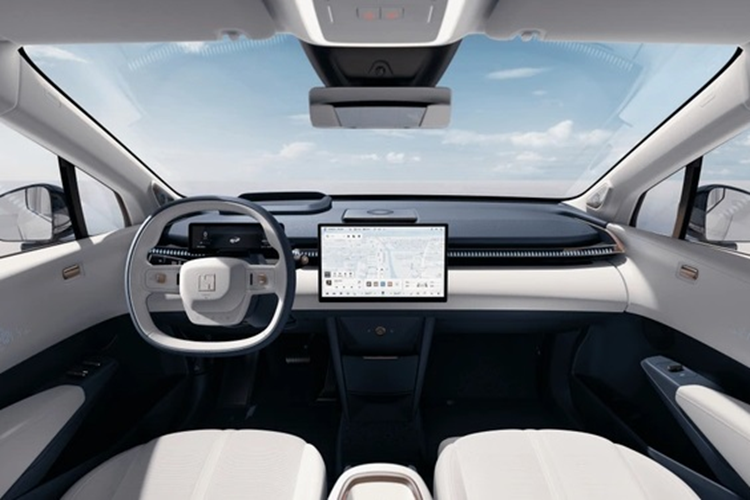 Khi công bố Zeekr 009, Geely giới thiệu đây là một trong những mẫu MPV an toàn nhất thế giới với 30 công nghệ hỗ trợ lái mặc định có được nhờ 12 radar sóng siêu âm tầm ngắn, một radar sóng tầm xa, 4 camera toàn cảnh 2MP và 7 camera HD 8MP. Trong khi đó Zeekr X với ngoại hình đột phá, cá tính là một mẫu xe thuộc phân khúc SUV.