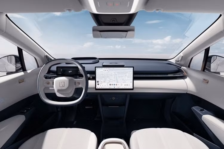 Khi công bố Zeekr 009, Geely giới thiệu đây là một trong những mẫu MPV an toàn nhất thế giới với 30 công nghệ hỗ trợ lái mặc định có được nhờ 12 radar sóng siêu âm tầm ngắn, một radar sóng tầm xa, 4 camera toàn cảnh 2MP và 7 camera HD 8MP. Trong khi đó Zeekr X với ngoại hình đột phá, cá tính là một mẫu xe thuộc phân khúc SUV.