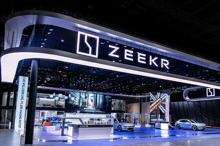 Showroom này chỉ để trưng bày các mẫu xe điện thương hiệu Zeekr. Trong khi xưởng dịch vụ của hãng sẽ nằm ở khu công nghiệp Ubi. Theo báo cáo, Zeekr sẽ ra mắt hai mẫu xe tại Singapore, gồm 009 MPV và X SUV. Việc giao hàng sẽ bắt đầu vào quý III năm 2024.