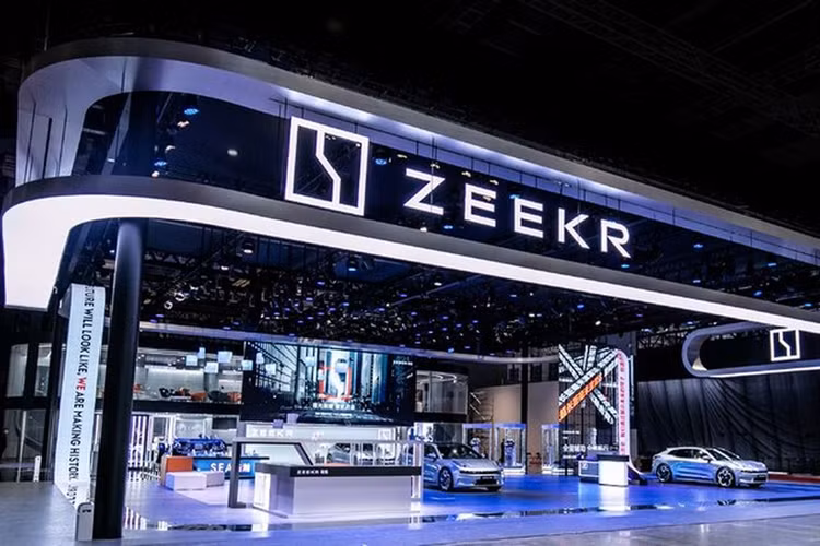 Showroom này chỉ để trưng bày các mẫu xe điện thương hiệu Zeekr. Trong khi xưởng dịch vụ của hãng sẽ nằm ở khu công nghiệp Ubi. Theo báo cáo, Zeekr sẽ ra mắt hai mẫu xe tại Singapore, gồm 009 MPV và X SUV. Việc giao hàng sẽ bắt đầu vào quý III năm 2024.