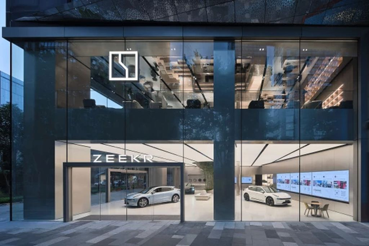 Singapore, Hồng Kông và Ma Cao sẽ là những khu vực đầu tiên được phân phối xe điện với vô-lăng bên phải được bán ra. Hồi tháng 10/2023, Zeekr thông báo chỉ định Kam Lung Motor Group là nhà phân phối ở Hong Kong và Macau và hãng sẽ bắt đầu sản xuất xe tay lái nghịch cho các kế hoạch mở rộng thị trường.