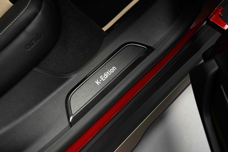 Nó cũng có thể được tìm thấy trên tựa đầu ghế và móc chìa khóa bằng da. Mẫu K-Edition cũng bao gồm đồ họa đường chân trời đặc biệt dựa trên các thành phố, tòa nhà và cảnh quan của Hàn Quốc. Các chuyên gia của Porsche cũng đã vẽ thủ công các họa tiết đặc trưng trên cánh gió sau và ốp chìa khóa.