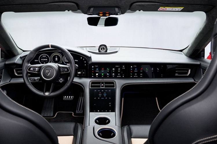 Taycan Turbo GT mới của Porsche (với Gói Weissach) có công suất 1.092 mã lực, vượt qua Tesla Model S Plaid với 1.020 mã lực. Tesla và Porsche đã cạnh tranh danh hiệu xe điện nhanh nhất trong nhiều năm và mẫu Taycan Turbo GT mới đã lập kỷ lục tại Đường đua Weathertech Laguna Seca ở California hồi đầu năm nay với thời gian vòng đua là 1:27:87.