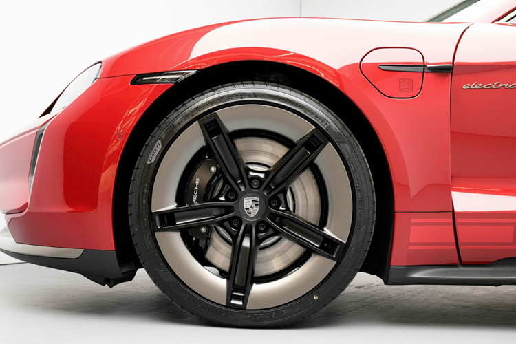 Porsche Taycan Turbo GT 2024 mới là một chiếc xe chạy hoàn toàn bằng điện với công suất hơn 1.000 mã lực, chiếc xe thể thao điện có thể đạt tốc độ 0 – 100 km/h trong 2,1 giây, trở thành chiếc Porsche hợp pháp trên đường phố nhanh nhất từ trước đến nay.