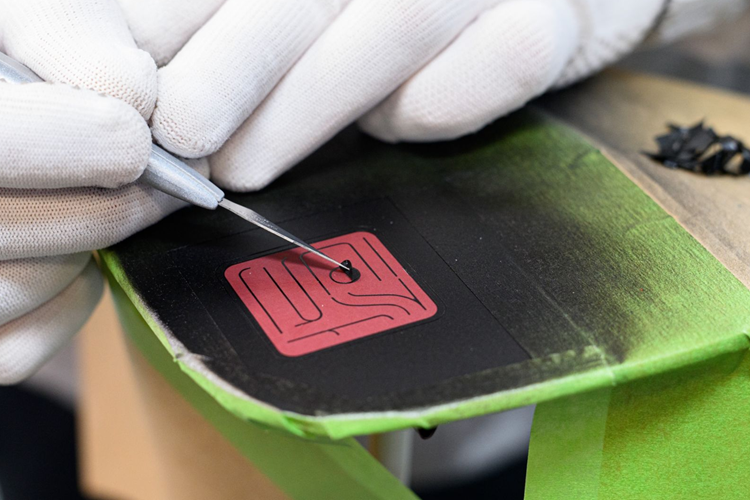 Người mua có thể chọn 5 màu ngoại thất: Ruby Red, Oak Green, Ipanema Blue, Macadamia và Alex Grey. Các tùy chọn với ngoại thất màu Đỏ, Xanh lam và Xám sẽ được trang bị đi kèm với nội thất màu Đen Basalt, trong khi các mẫu Macadamia và Oak Green đi kèm khoang nội thất bọc da Truffle Brown.