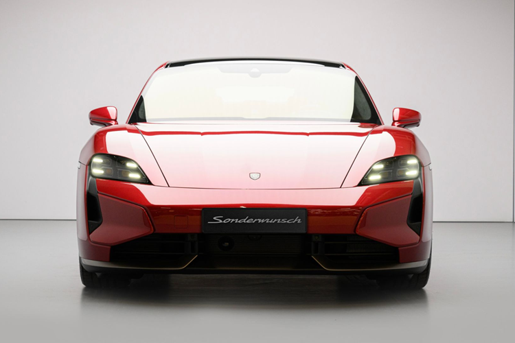 Hãng xe Porsche đã từng cho ra mắt Taycan nâng cấp vào đầu năm nay với phạm vi di chuyển rộng hơn, sạc nhanh hơn và thậm chí còn mạnh hơn.