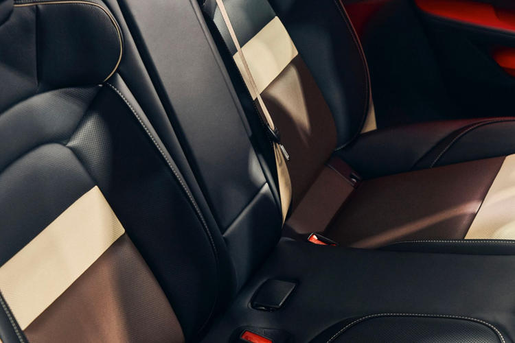 Họa tiết này cũng được in nổi ở phần dưới của bảng điều khiển phía hành khách. Bên trong nội thất, xe cũng được trang trí với đường khâu chéo thủ công và thiết kế ba màu làm tăng thêm cảm giác sang trọng cho nội thất của xe.