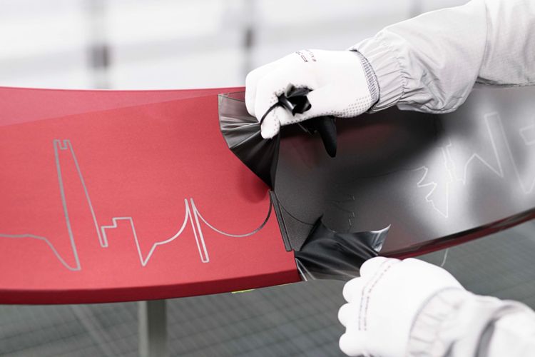 Một trong những điểm ấn tượng đầu tiên bạn sẽ nhận thấy là logo mới ở phía trước, dựa trên dấu ấn lịch sử của hoàng gia Hàn Quốc. Bên trong nội thất còn có tên “Taycan” được viết bằng ký tự tiếng Hàn”. Đội ngũ chuyên gia Sonderwunsch đã vẽ tay logo trên nắp sạc ở ngoại thất của chiếc xe này.