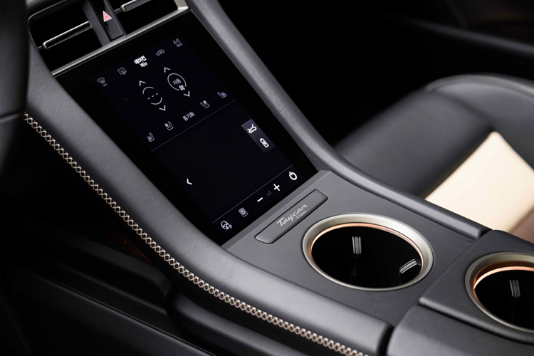 Phiên bản giới hạn Porsche Taycan K-Edition được sản xuất độc quyền dành cho thị trường Hàn Quốc. Dựa trên Porsche Taycan Turbo nâng cấp, mẫu xe lấy cảm hứng từ Hàn Quốc này có công suất lên tới 871 mã lực, có khả năng tăng tốc từ 0 – 100 km/h trong vòng 2,7 giây.