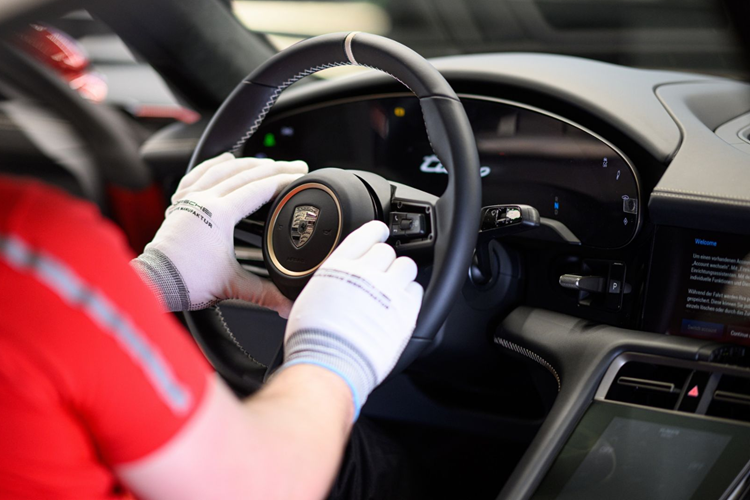 Phiên bản Porsche Taycan Turbo K-Edition đánh dấu kỷ niệm 10 năm thành lập Porsche Hàn Quốc. Phiên bản này được thiết kế với nhiều chi tiết lấy cảm hứng từ văn hóa Hàn Quốc với thiết kế sang trọng đặc trưng.