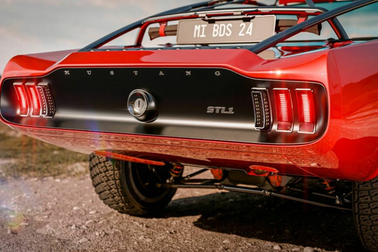 Khoang nội thất của xe cũng đã được nâng cấp với thiết kế tối giản và có mục đích. Xe được nâng cấp cụm đồng hồ kỹ thuật số cổ điển mới phía sau vô lăng dành cho xe đua, công tắc bật tắt kiểu máy bay trên bảng điều khiển, đồng thời xe cũng được nâng cấp bộ ghế đua không có tựa đầu.