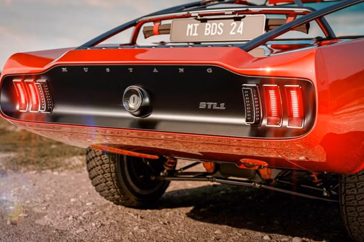 Khoang nội thất của xe cũng đã được nâng cấp với thiết kế tối giản và có mục đích. Xe được nâng cấp cụm đồng hồ kỹ thuật số cổ điển mới phía sau vô lăng dành cho xe đua, công tắc bật tắt kiểu máy bay trên bảng điều khiển, đồng thời xe cũng được nâng cấp bộ ghế đua không có tựa đầu.